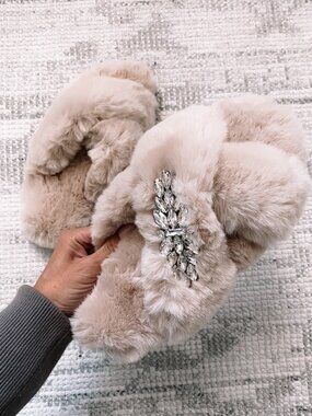 LAST ONE! Express Faux Fur Removable Brooch Slippers Small(5-6)